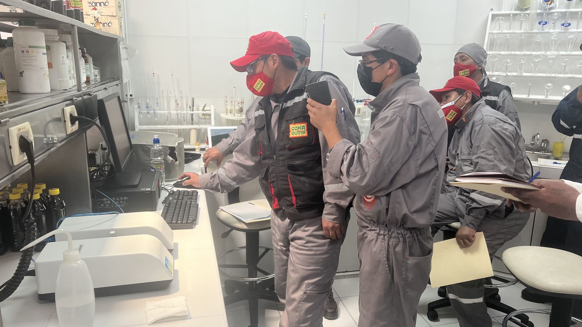 Equipo técnico en laboratorio industrial