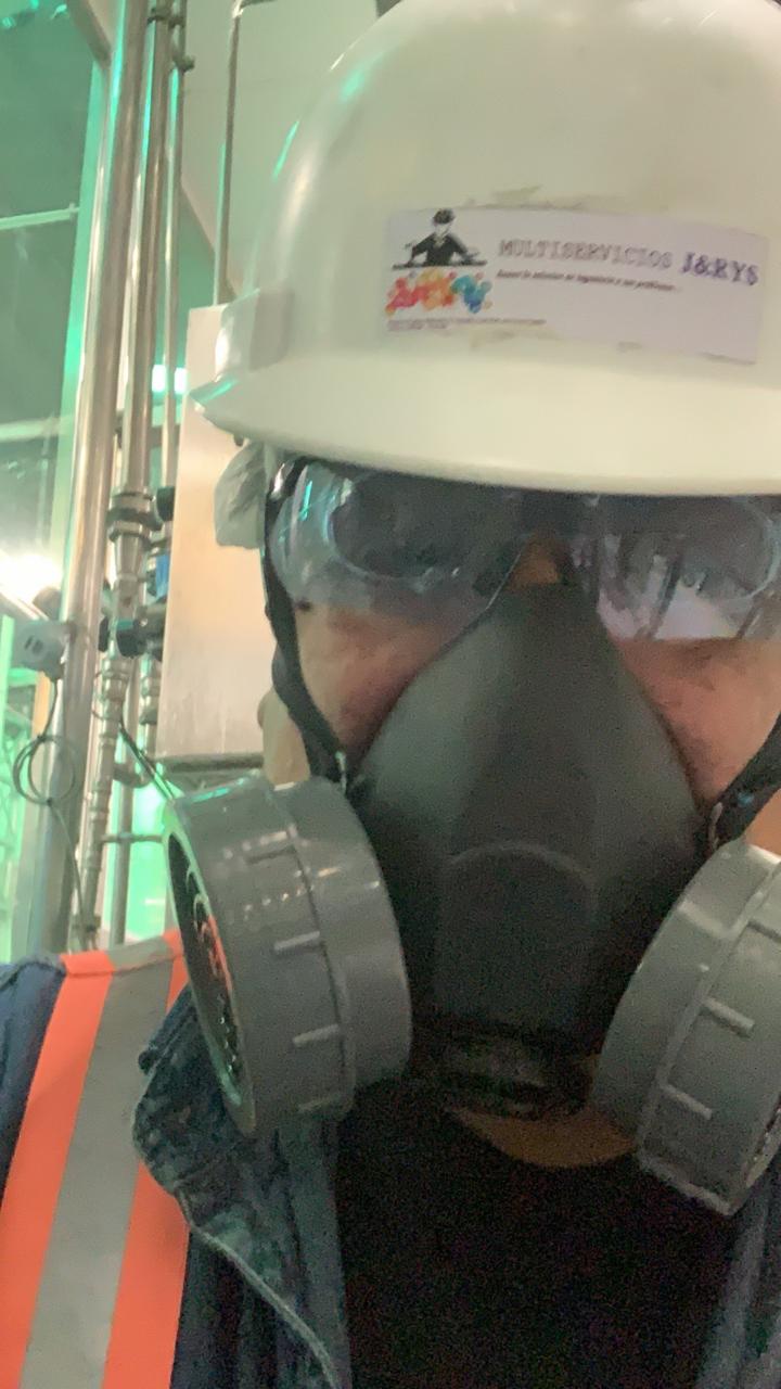 Técnico con equipos de seguridad